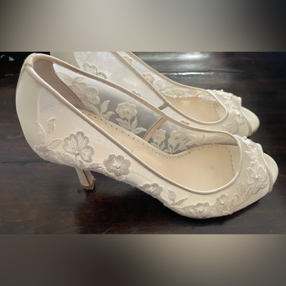 Bella Belle Emily Ivory Lace Peep Toe Pump 8.5 M Like New